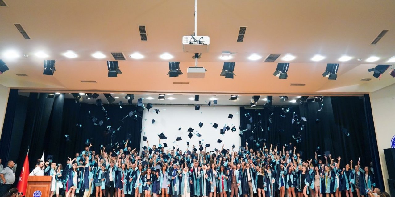 Egeli genç iletişimcilerin mezuniyet sevinci