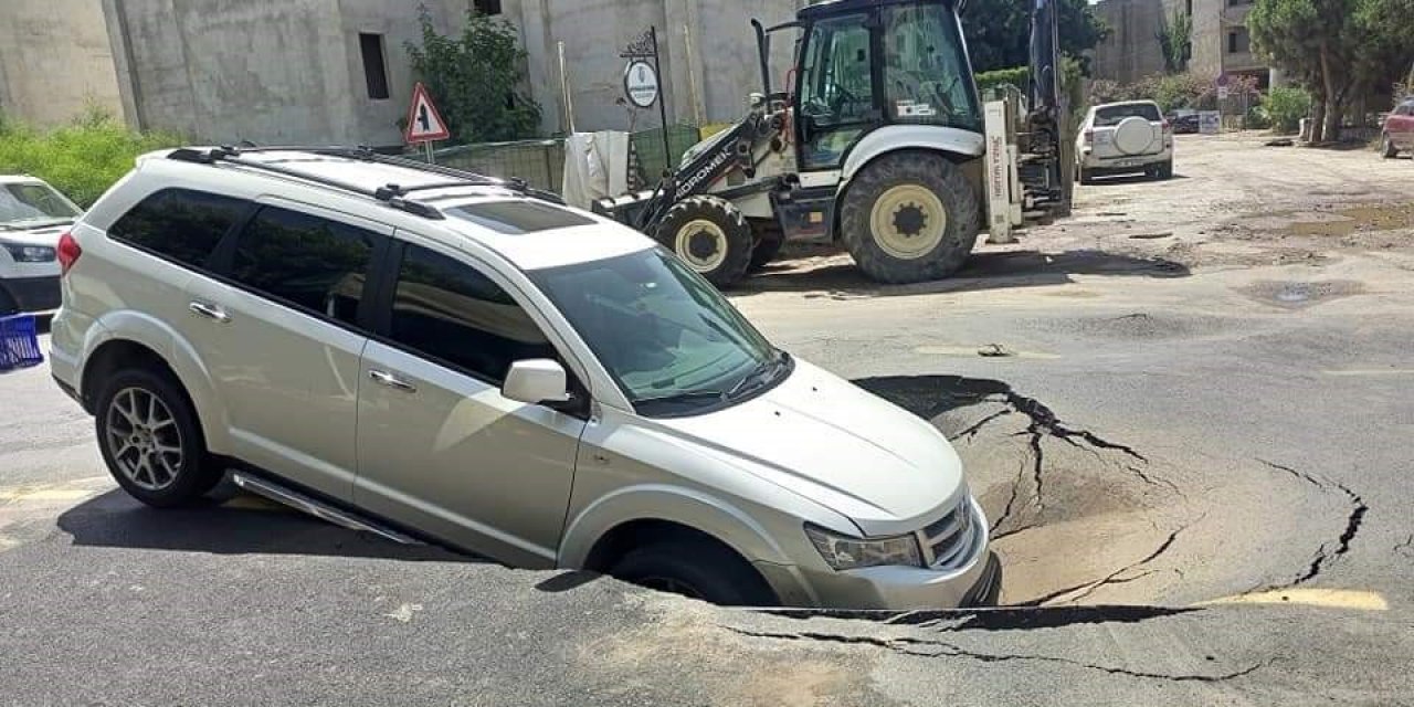 Asfalt yarıldı, içine araç düştü