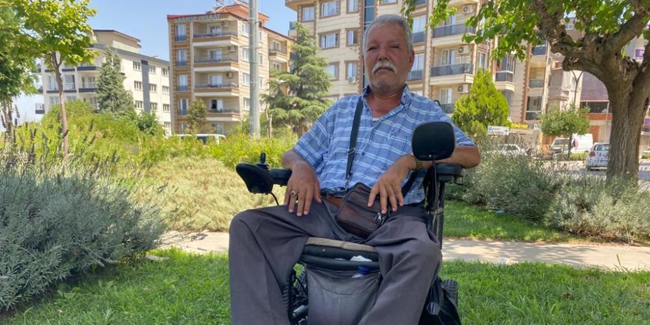 Sıcak havadan etkilenen engelli vatandaş ağaç gölgesine sığındı