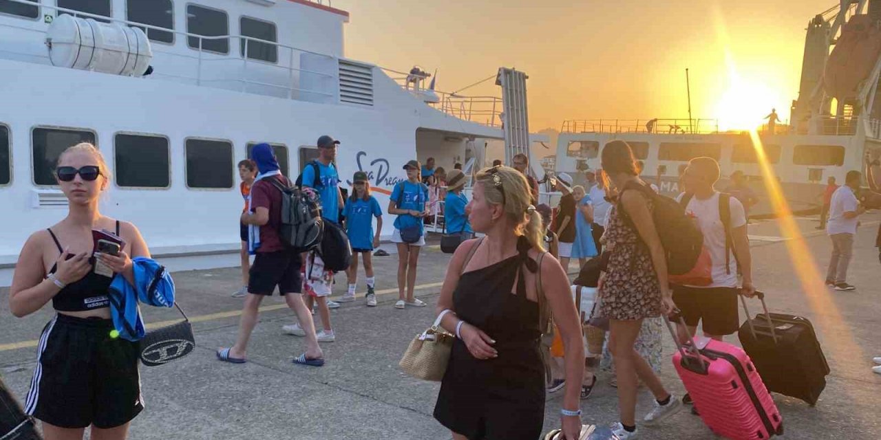 Rodos Adası’ndaki yangınlar sebebi ile tahliye edilen turistler Marmaris’e geldi
