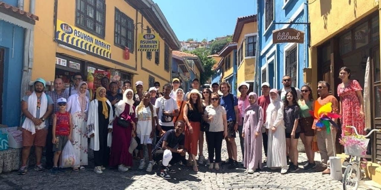 Farklı ülkelerden gelen öğrenciler Buldan’a hayran kaldı