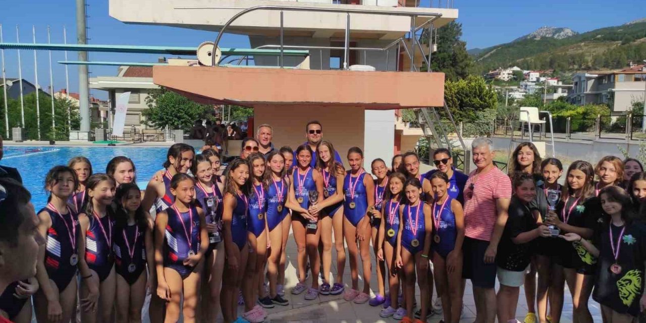 İzmir’in kızlarının bileği bükülmedi