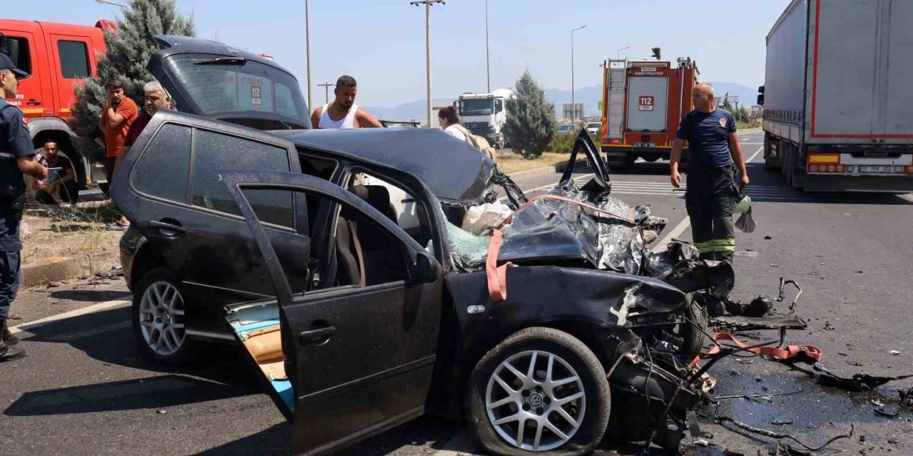 Karşı şeride geçen araç faciaya sebep oluyordu: 1’i ağır 3 yaralı