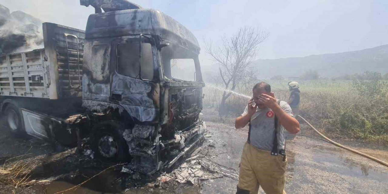 İzmir’de saman yüklü tır alev aldı