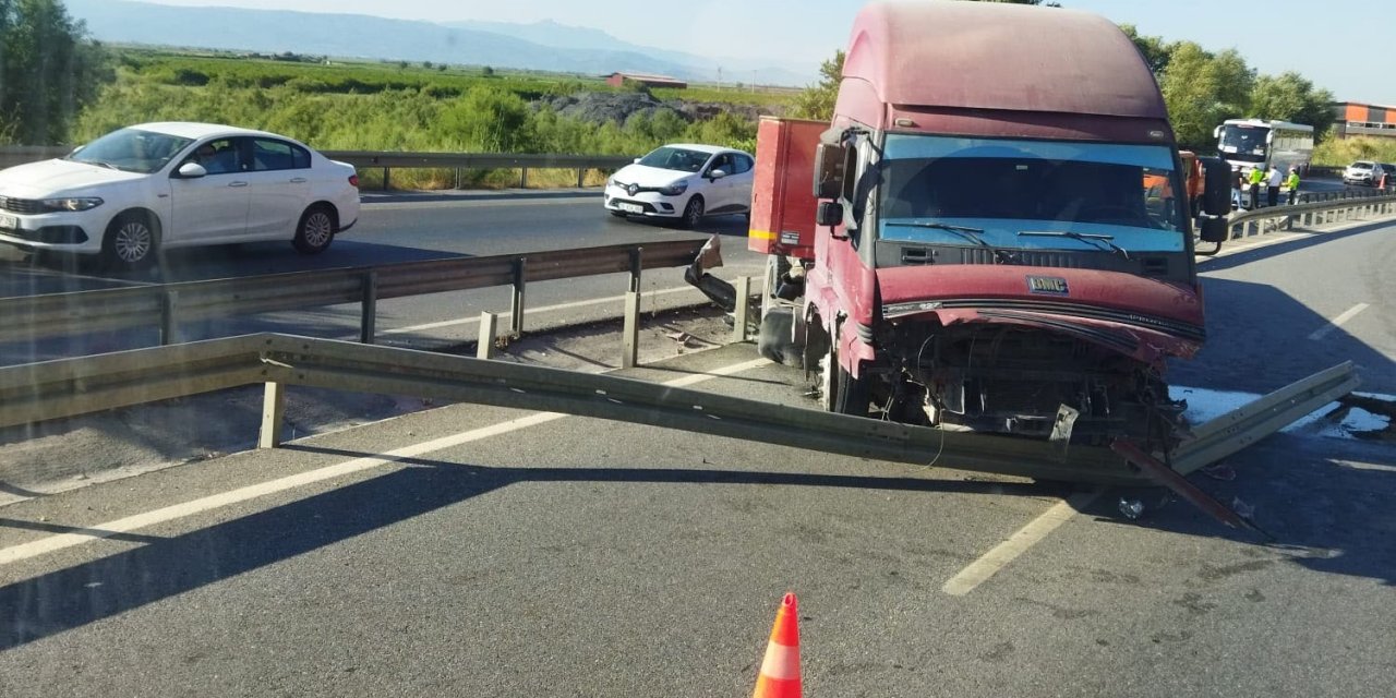 Tır refüje çarpıp, karşı şeride geçti: 1 yaralı
