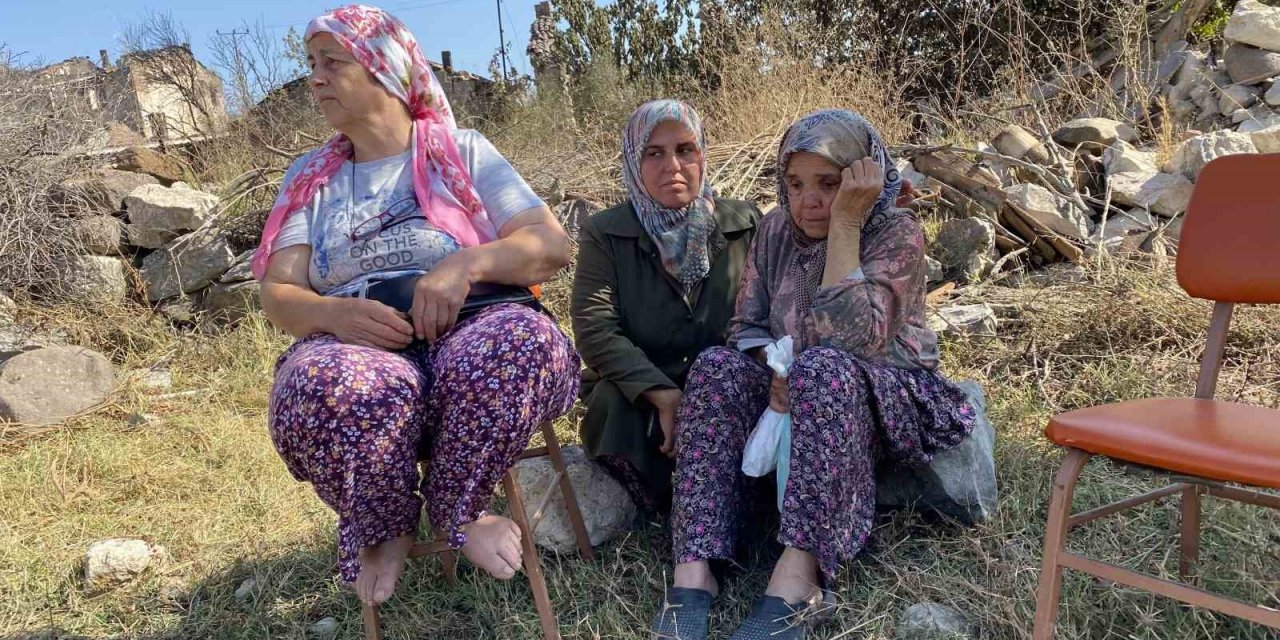 Evi yanan mahalleli gözyaşlarına boğuldu