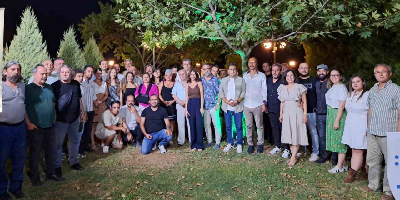 Gazeteciler yemekte bir araya geldi