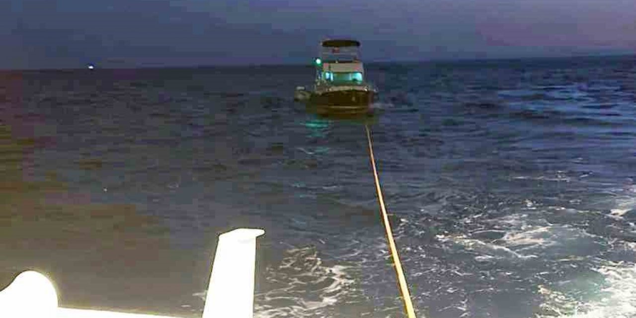 Fethiye’de arızalanan tekneyi KIYEM ekipleri kurtardı