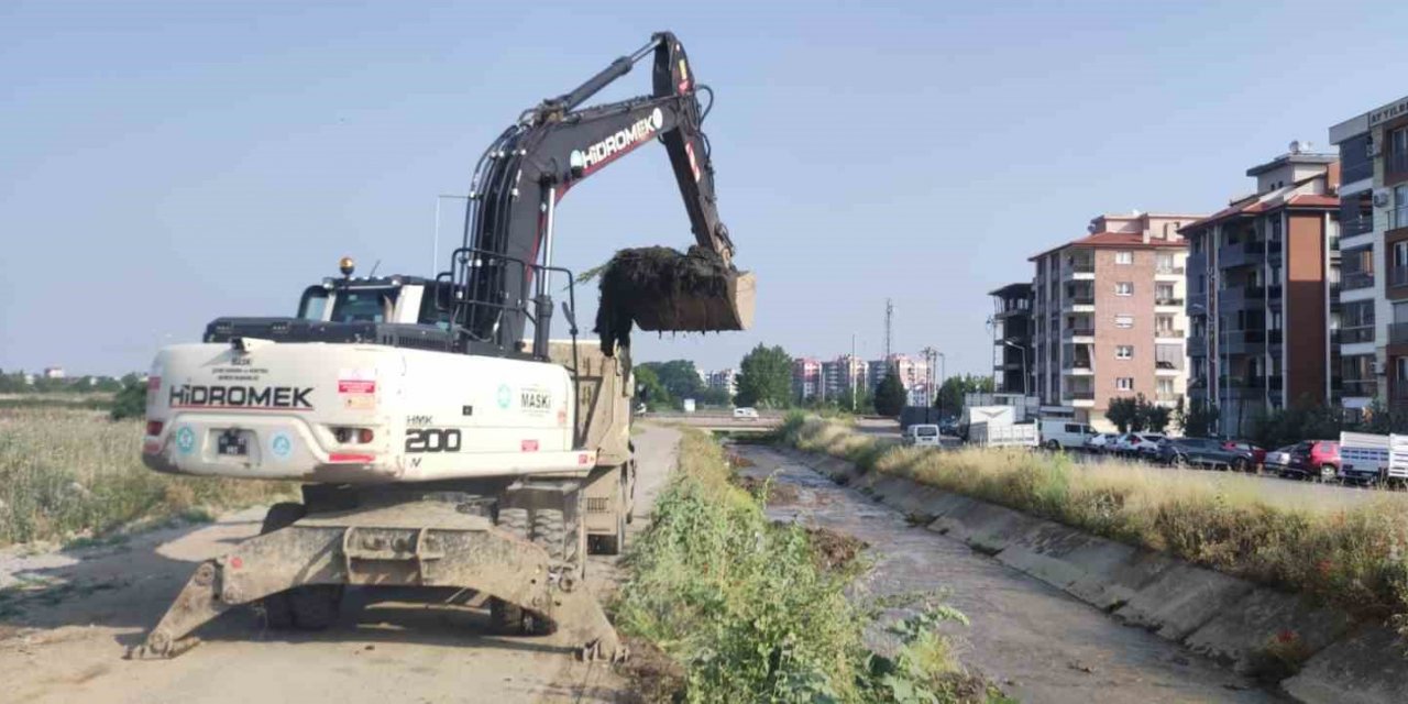 MASKİ, Salihli’deki Çakallar Deresi’ni temizledi