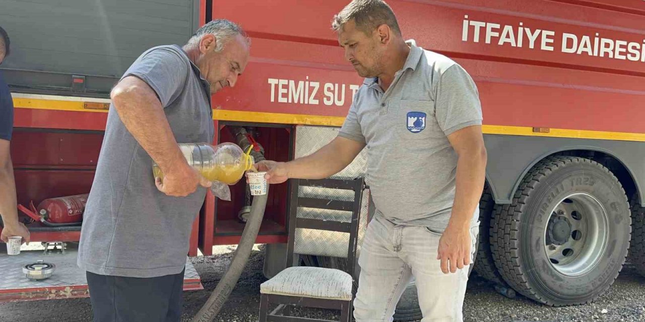 Evi yanan vatandaş yangın söndürme ekiplerine erik suyu ikram etti