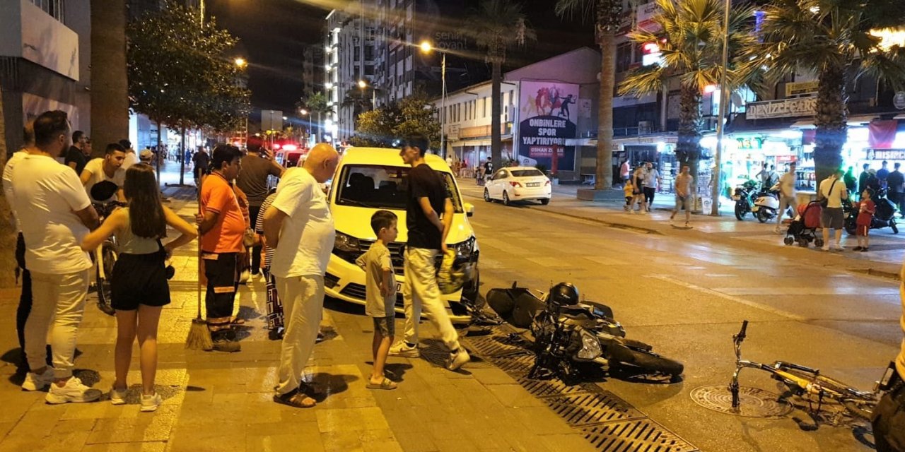 Bisiklete çarpmamak için manevra yapan motosiklet polis aracına çarptı: 3 yaralı