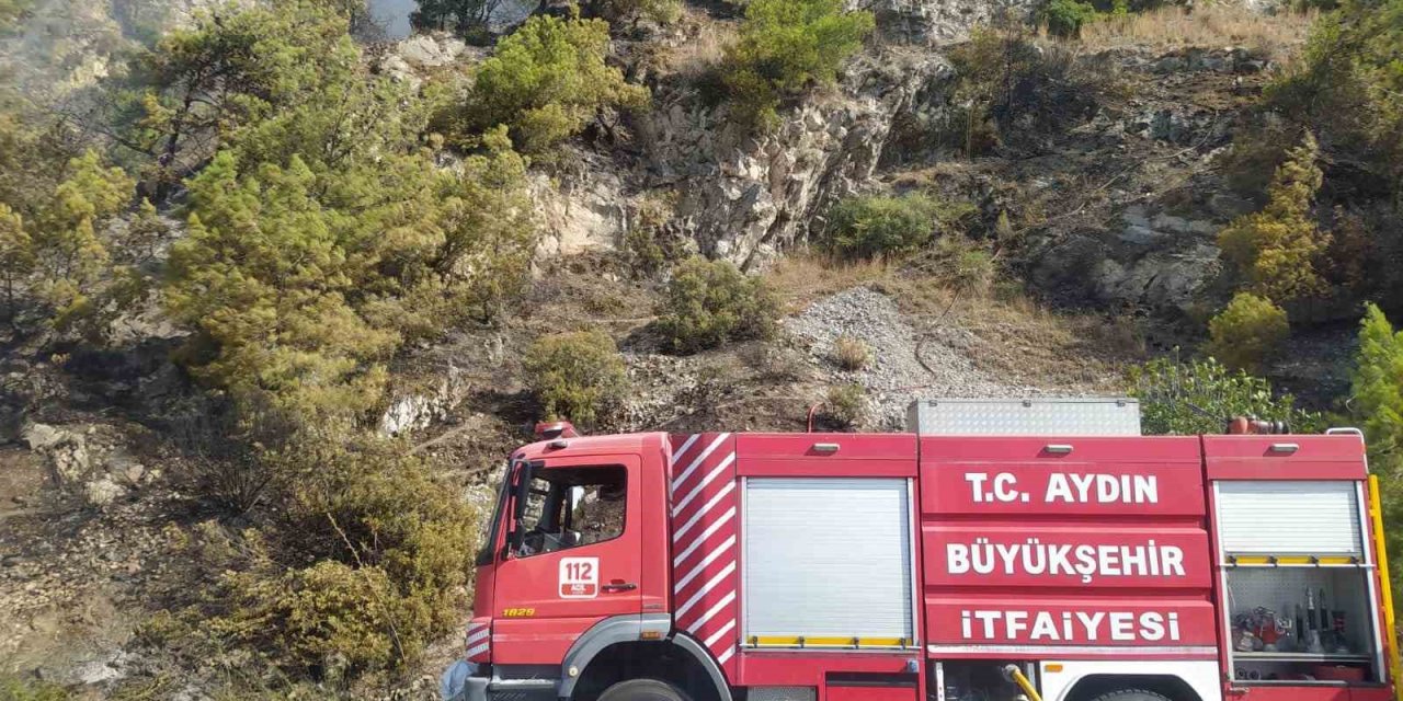 Söke’deki yangında itfaiye ekipleri alevlerle mücadele etti