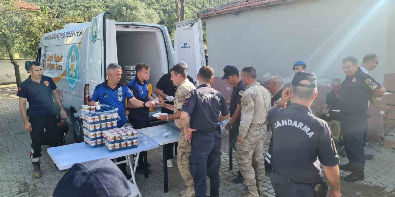 Manisa Büyükşehir ve MASKİ yangın bölgesinde vatandaşların yanında