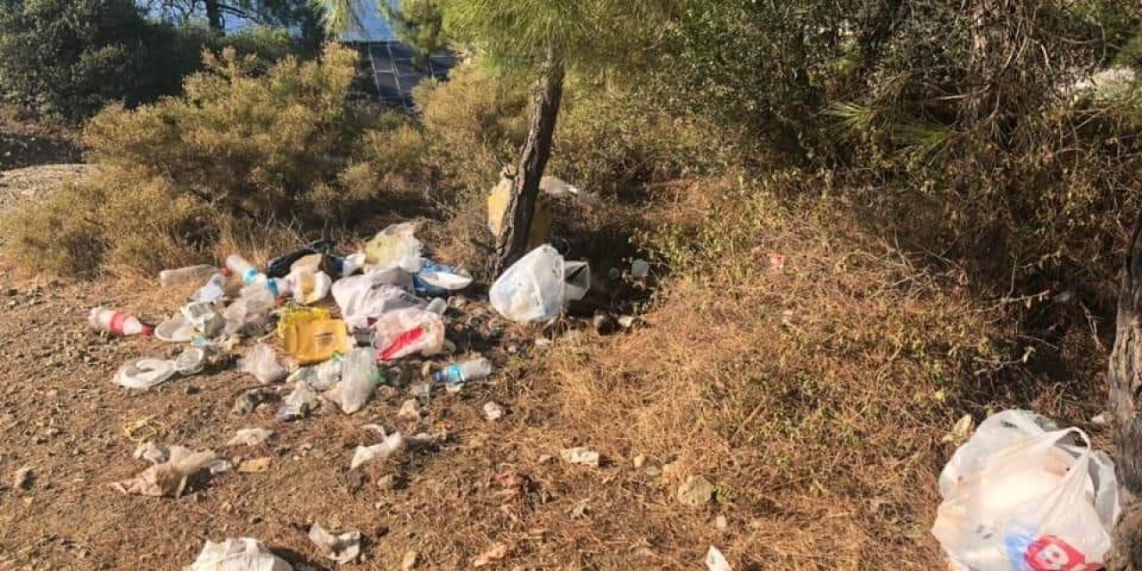 Fethiye Yarımadası’ndaki çöplere vatandaşlar tepki gösterdi
