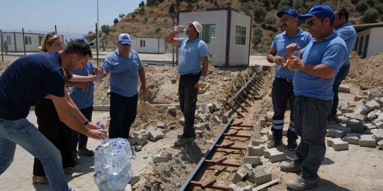Sahada çalışan belediye işçileri Topuklu Efe’nin talimatıyla serinletildi