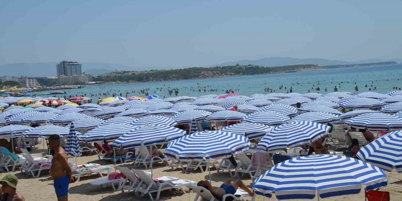 Didim’de sıcak hava bunalttı, tatilciler plaja akın etti
