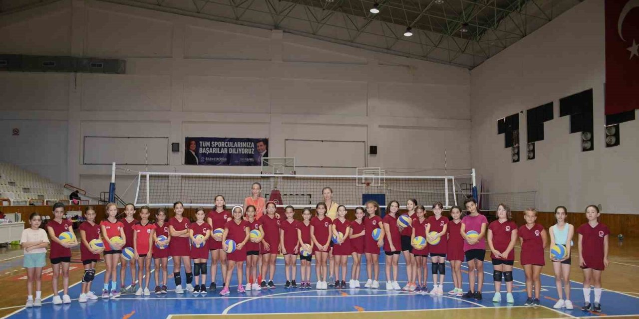 Kuşadalı çocuklar belediyenin ücretsiz spor okullarında eğitim görüyor