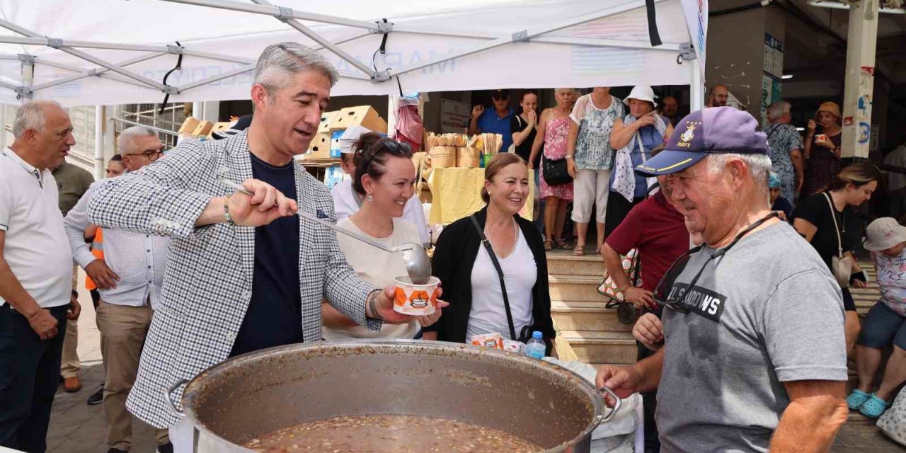 Marmaris Belediyesi’nden aşure ikramı