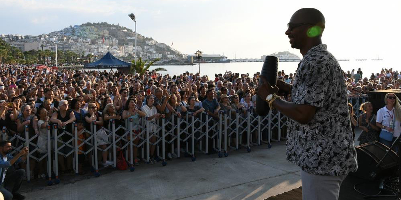 Kuşadası’nı sokak festivali coşkusu sardı