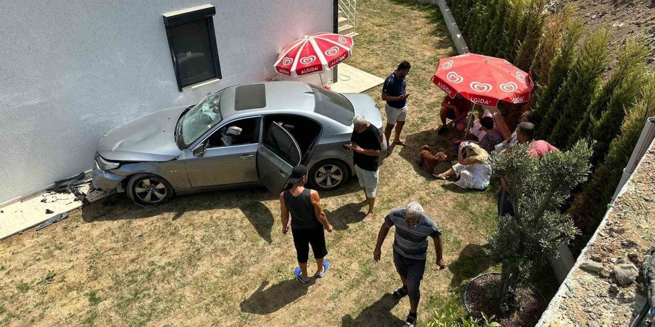 Otomobil metrelerce yükseklikten evin bahçesine düştü
