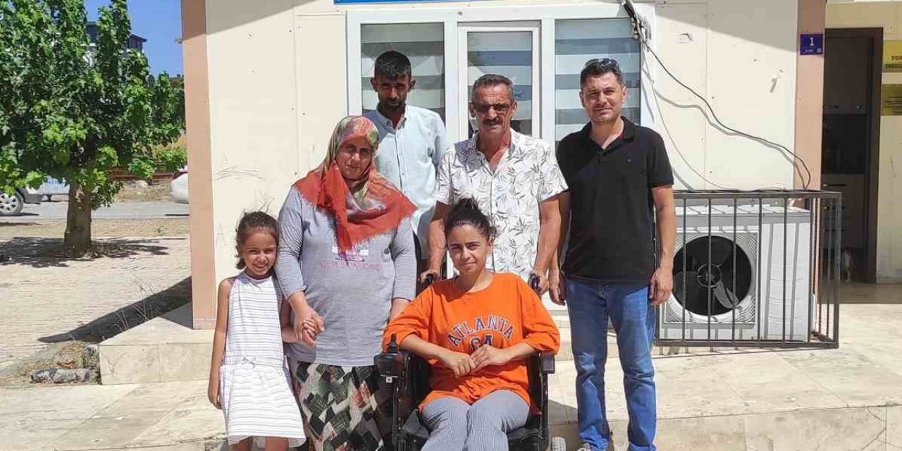 Didim’de engelli kıza tekerlekli sandalye verildi