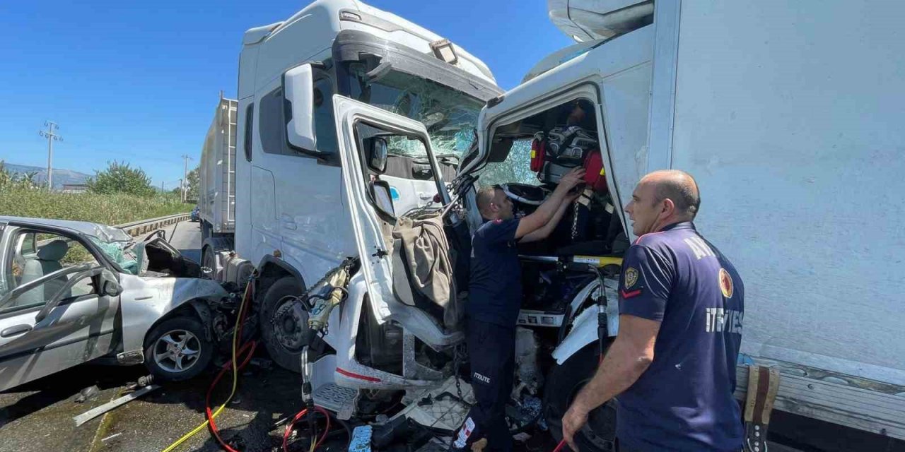 Kamyon karşı şeride geçti, tır ve otomobile çarptı: 1 ölü, 2 yaralı