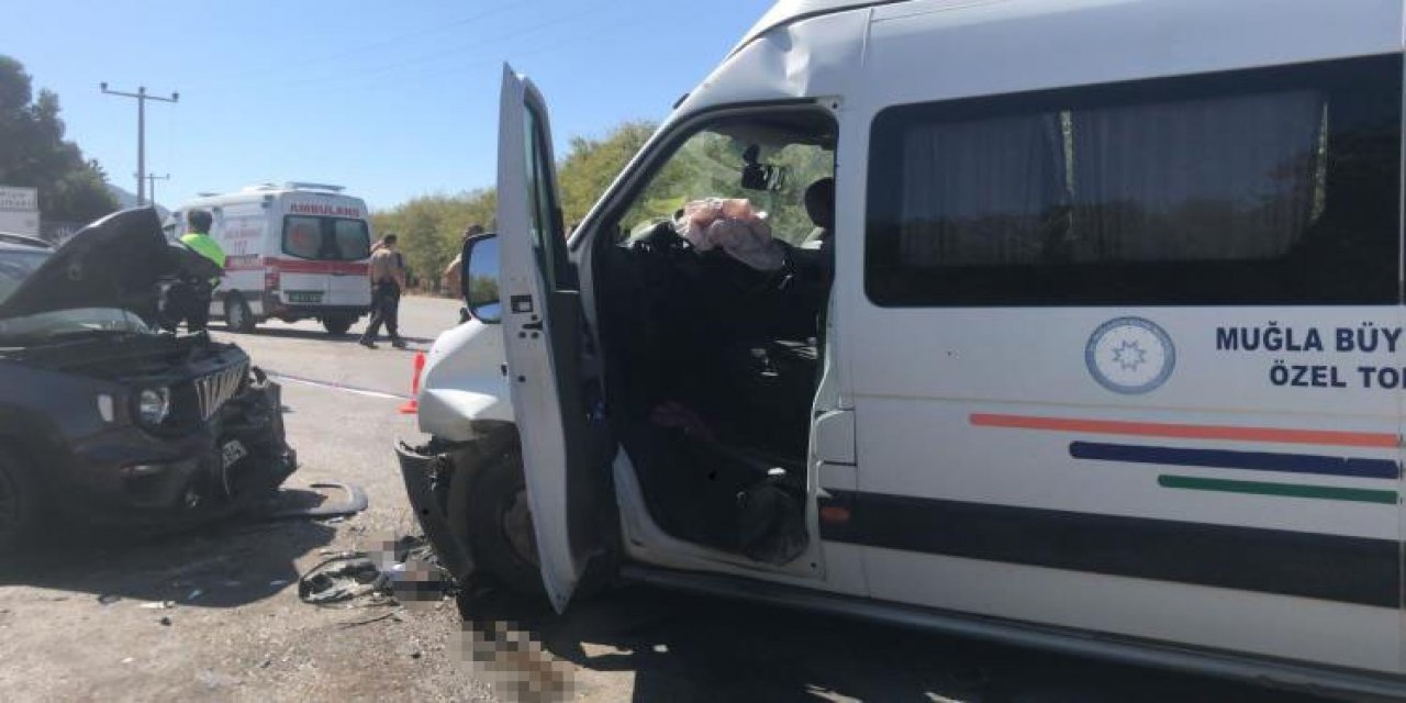 Datça’da otomobil ve minibüs kafa kafaya çarpıştı: 8 yaralı