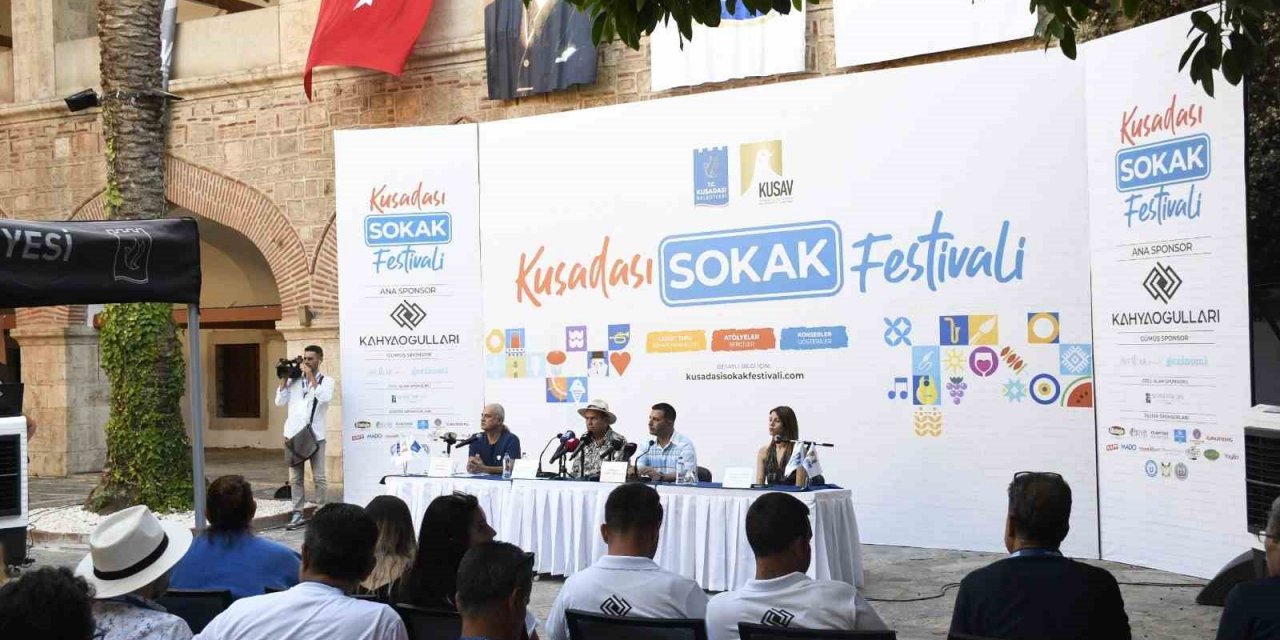 Kuşadası bir kez daha ’hayat sokakta’ dedi