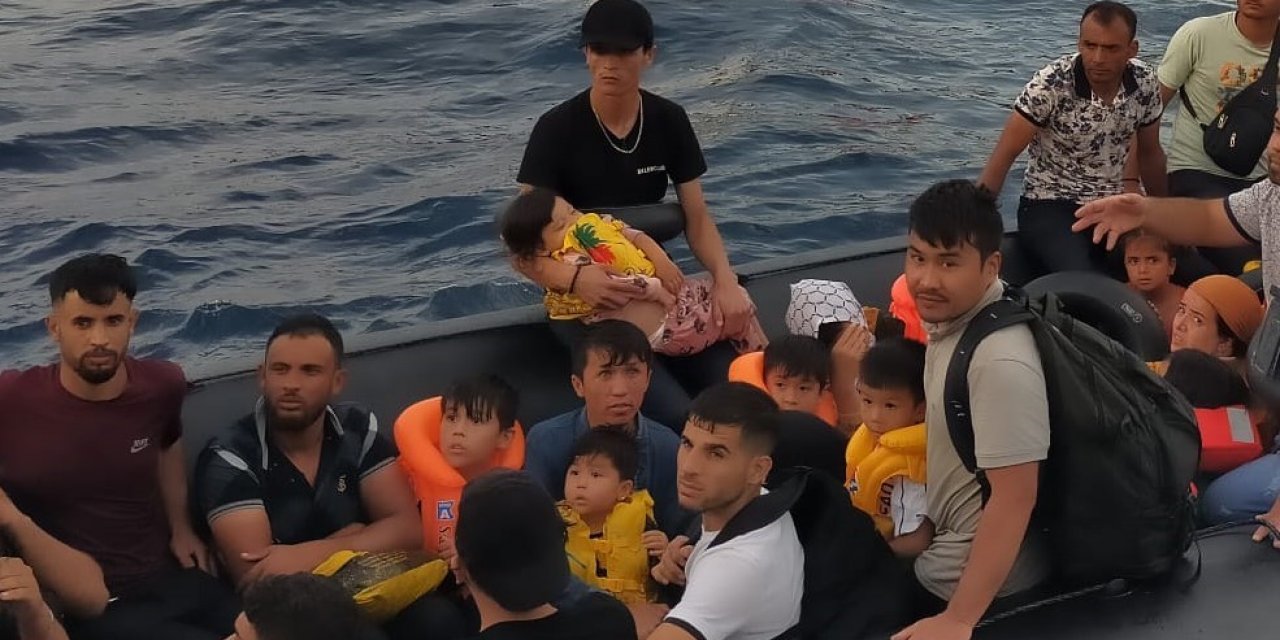 İzmir’de 54 düzensiz göçmen ve 1 göçmen kaçakçısı yakalandı