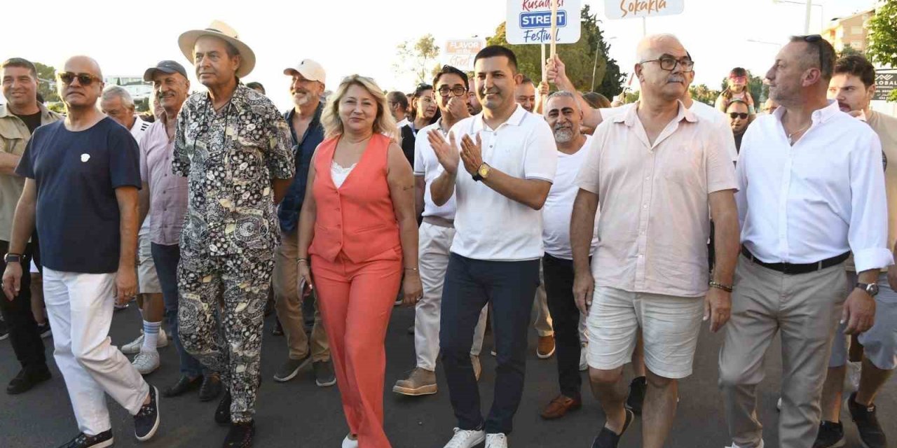 Kuşadası Sokak Festivali renkli bir açılışla başladı
