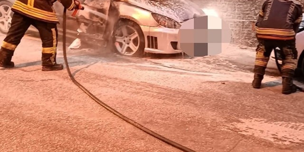 Motor kısmı alev alan otomobil kullanılmaz hale geldi