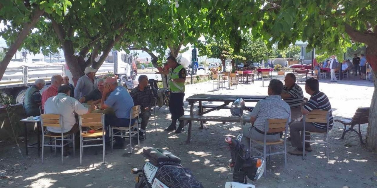 Jandarma ekipleri traktör sürücülerini bilgilendirdi