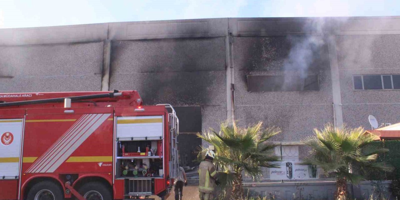 İzmir’de polyester fabrikasında çıkan yangın kontrol altına alındı