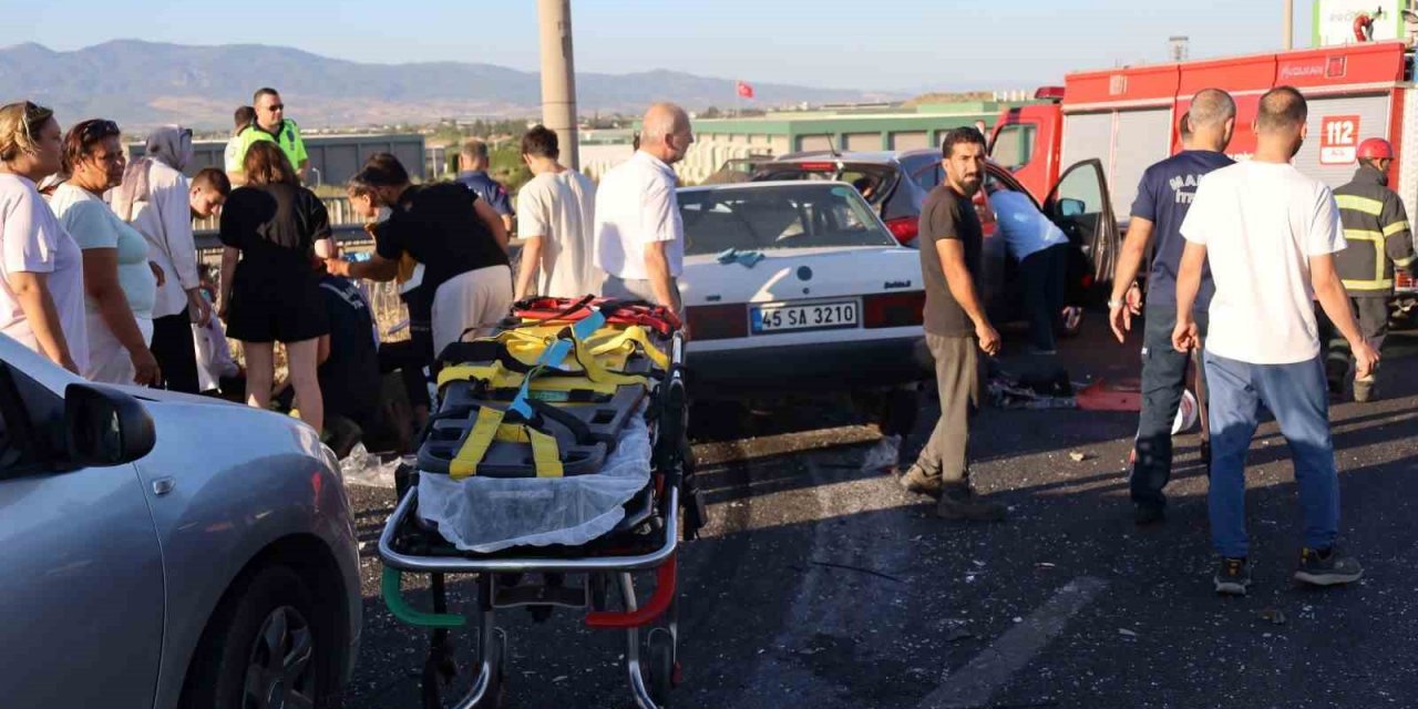 Kazayı görüp duran otomobile başka araç arkadan çarptı: 9 yaralı