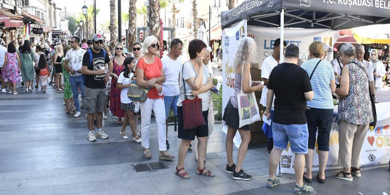 Kuşadası Sokak Festivali’nin lezzet durakları dayanışma noktası oldu