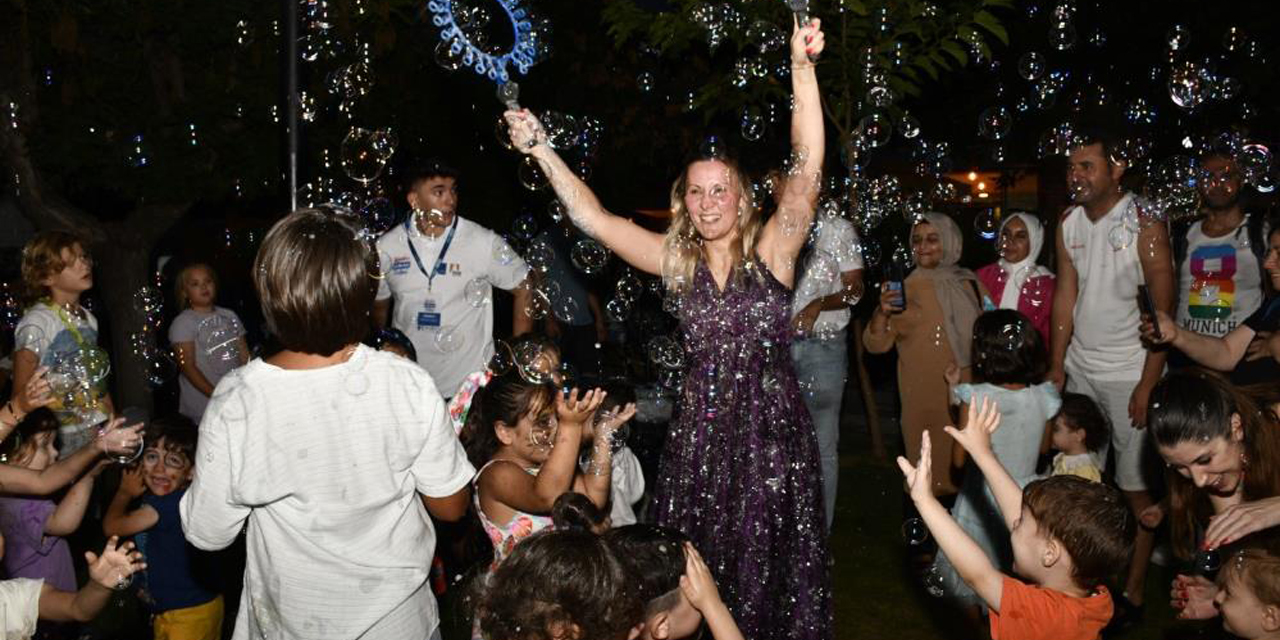 Kuşadası’nda lezzet, eğlence, müzik ve sanat sokakta hayat buldu