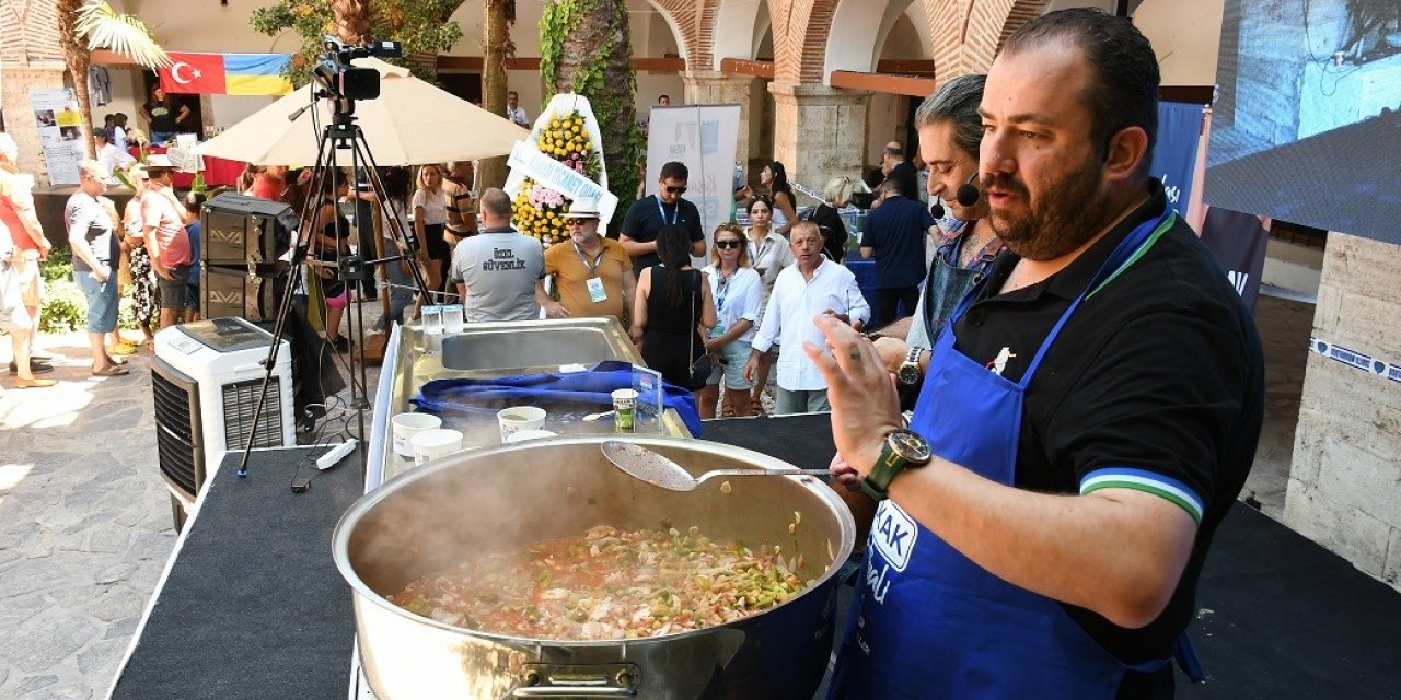 Ünlü şef Hazer Amani Kuşadası Sokak Festivali’ne büyük tat kattı