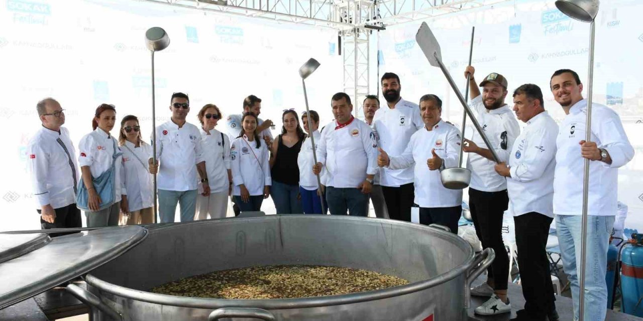 Kuşadası Sokak Festivali’nin dev kazanı bu kez dayanışma için kaynadı