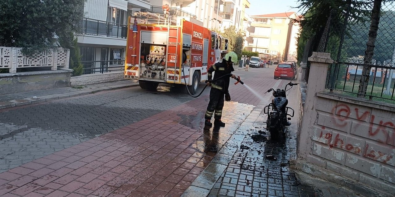 Yanan motosiklet hurdaya döndü