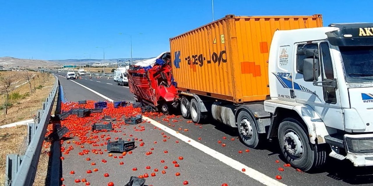 İzmir’de kamyon tıra arkadan çarptı: 1 ölü