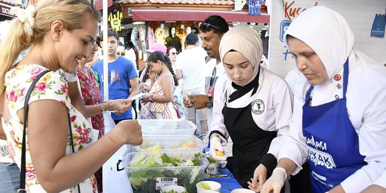 Kuşadası Sokak Festivali yoğun ilgi gördü