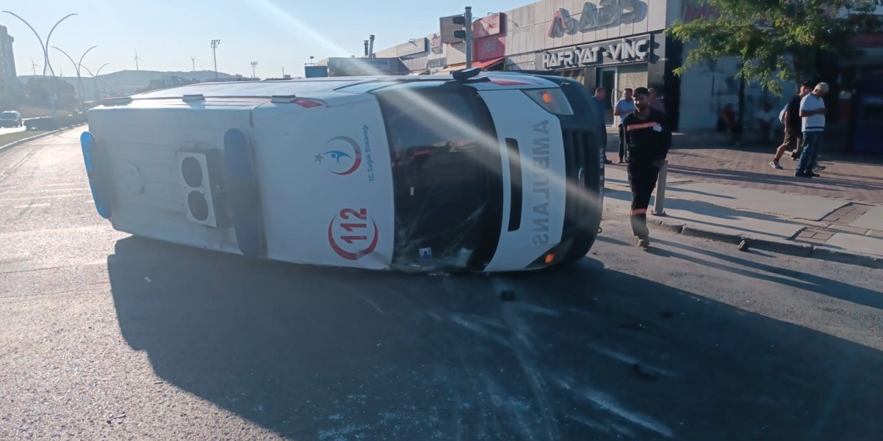 İzmir’de ambulans ile kamyonet çarpıştı: 3 yaralı