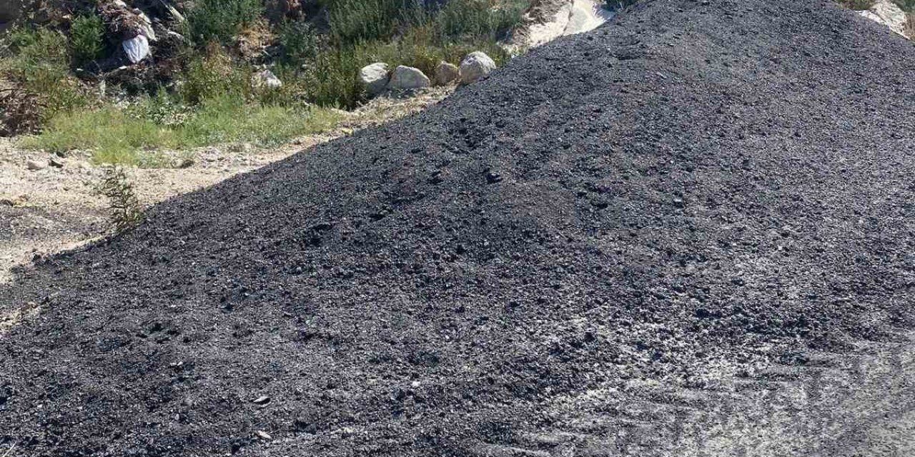 Yol kenarına bırakılan atıklar vatandaşları tedirgin etti