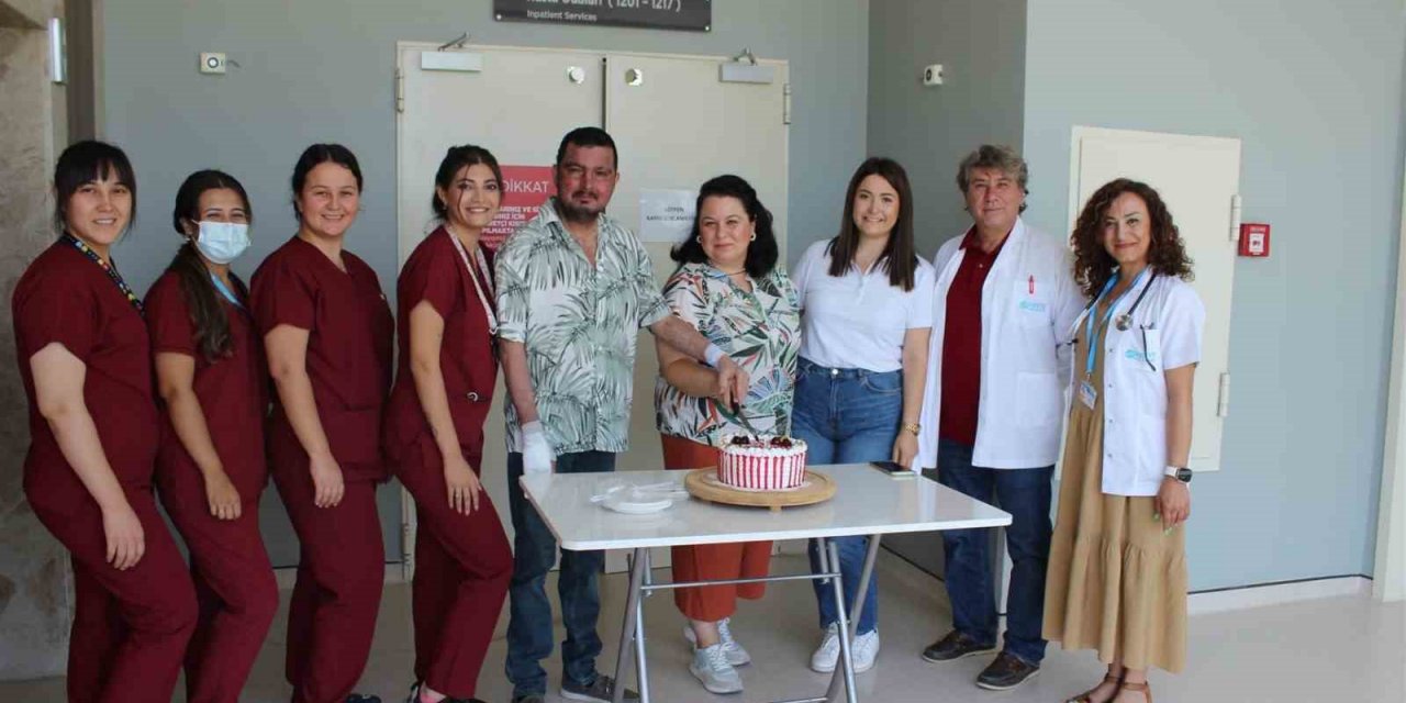 Evliliklerinin 1. yıl dönümünü nikahları kıyılan hastanede kutladılar