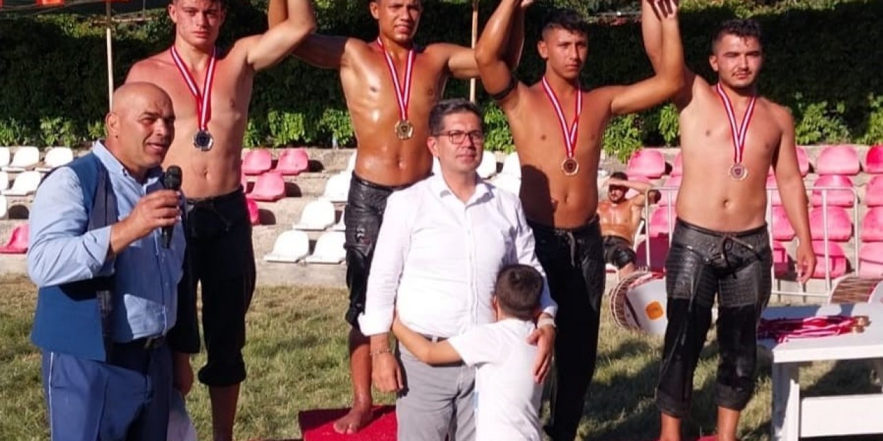 Yunusemreli yağlı güreşçilerden Manisa’ya iki madalya