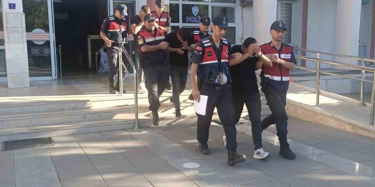 Av tüfeği ve para çaldılar, yakalandılar