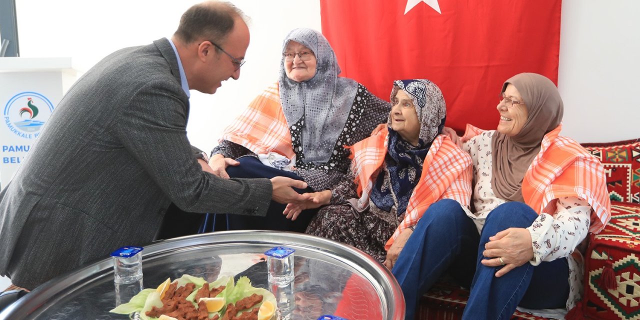 Pamukkale’de koca çınarlar her hafta bir etkinlikle eğleniyor