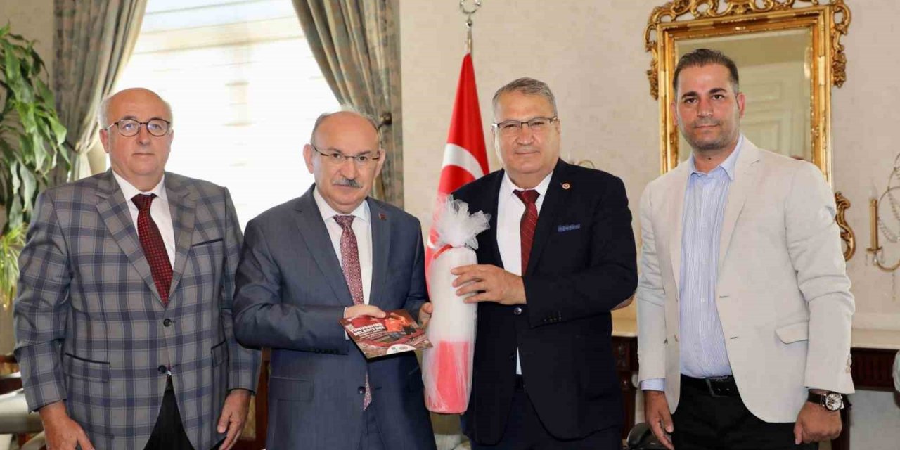 Vali Karadeniz’e kırmızı dipli mumla davet