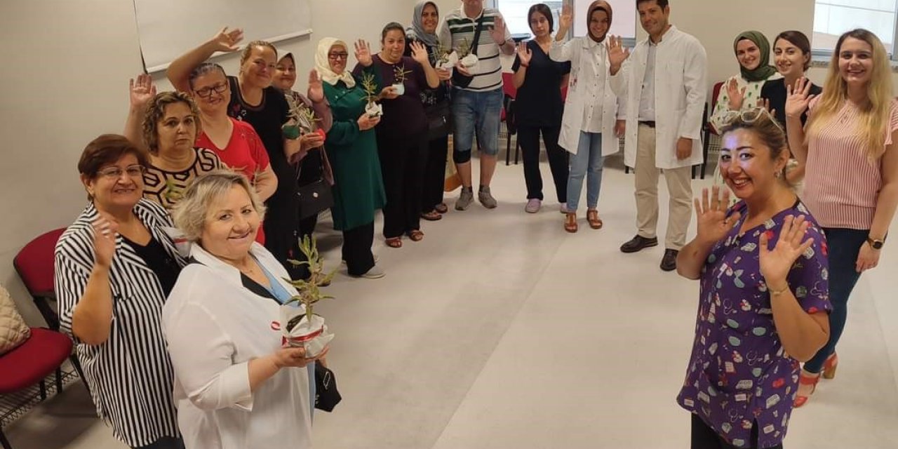 Hastaları için evinde çiçek yetiştirdi
