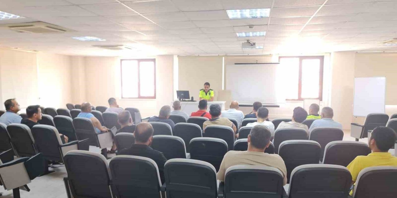 Fethiye’de polis ekipleri taksi esnaflarıyla toplantı yaptı